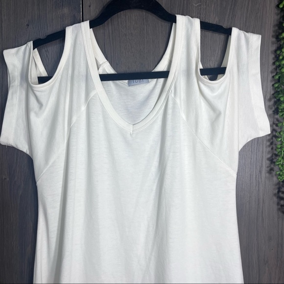 +🌼3/$30🌼TOBI Cutout Shoulder White Flowy Top Size Small - Picture 5 of 13